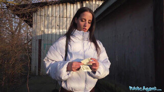 Bombázó karcsú pici cickós fiatal nőci pénzért kúr