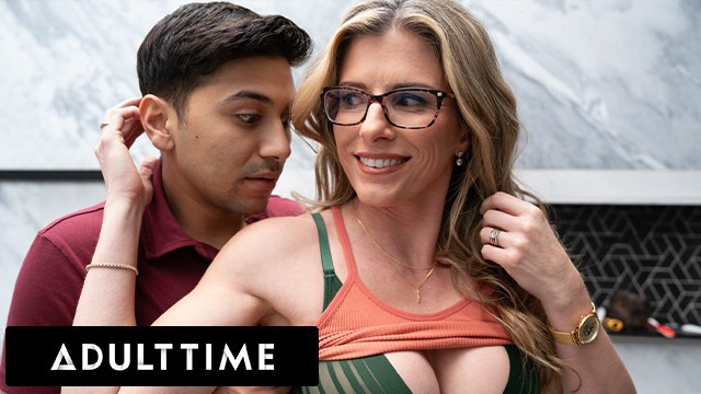 Cory Chase, egy 40-es, szőke, vékony milf, hatalmas, feszes mellekkel és kerek, edzett popsival, magányosan tengődik a házban, mióta a férje elhanyagolja. A nappaliban, ahol a kandalló melege sem tudja felolvasztani a szívét, mostohafia, Max Fills, egy iz