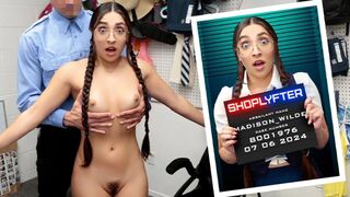 Aranyos fiatal fősulis bigét megfosztják ruháitól és megbassza a zsaru