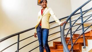 Fekete amatőr casting forgatás irodai fotózásra keményen megbassza a nagyméretű faszú producer