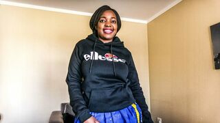 Barna iskolás kishölgy munkát keres a tanulmányaihoz