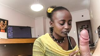 Nyakörves fekete kéjhölgy nyáladzik a főnök farkán