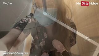 Lina Love mellbimbós pipi masturbál közkonyhában