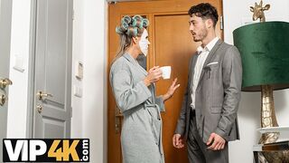 Az öreg világos szőke francia anyuci újra csábít tini fickót