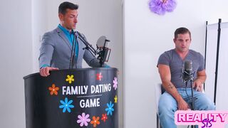 Chanel Camryn faszőrült világos szőke nőci nyeri a randi játékot és mostohabátyja farkával teljes csoport szex kavarodik