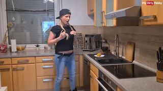 Német amatőr milf kukoricával kufircolja puncáját és nyali saját nedvét