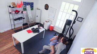 Kylie Rocket önbizalom-löketre vágyik, amit csak Bruce Venture nagyméretű faszával tud megadni - 2. évad 3. rész