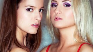 Cayla Lions és Silvie Luca forró lezbi cidázása