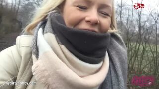 Forró tinédzser csajszi kerékpáron dörzsöli lucskos puncáját