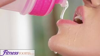 Afina Kisser világos szőke orosz milf éhesen orálozza a bazinagy kukija