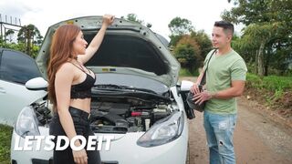 Forró dél amerikai milf Leela Moon megdugja a szerelőjét