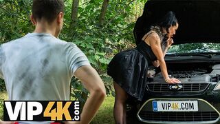 Texas Patti vadul élvezi a óriási hímvesszőt az erdőben