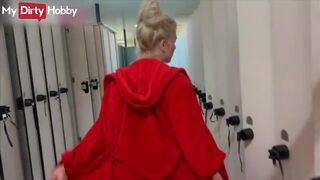 Világos Szőke cheerleader orálozása az öltözőben