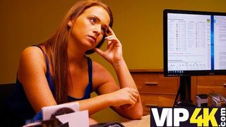 A szigorú hitelező megdugja a bűbájos milf-et adósság miatt