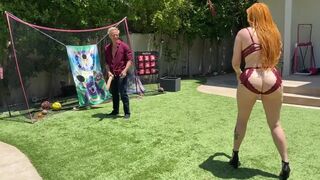 Méretes popsis vörös milf mami játszik a lépfia kolosszális fehér faszával