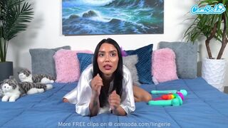 Aranyos néger hajú tinédzser nőci tölti tele a pináját több játékkal