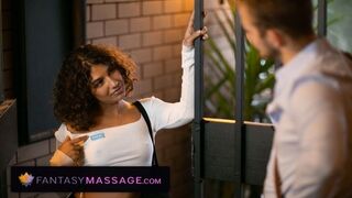 A izgató ausztrál szomszéd masszíroz és megdug