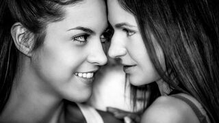 Latina Carolina Abril forró ukrán barátnőjével