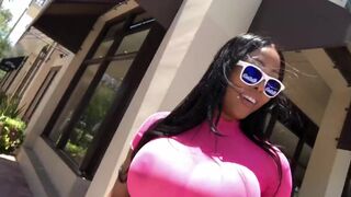 Moriah Mills átlátszó csipkében olajozza meg gigantikus popsiját