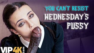 Lispy wednesday kupakolta a nevelő apa méretes faszát mint egy igazi kutyaként