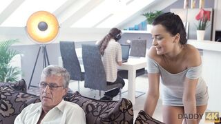 Szürke hajú szemüveges öregember döngeti a dögös tinit