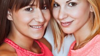 Magyar barinők vad lezbi mulatsága Candy Sweettel és Cindy Loarnnal