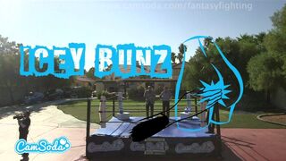 Forró fantasy harc méretes csöcsű fiatal bombázókkal