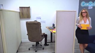 Gigászi fenekű milf háromszereplős kufircolása a forró párbaj felett