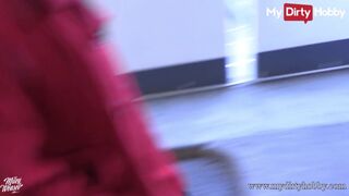 Parkolóban nyilvános hancúr és spriccelős élvezet