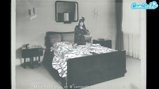 Forró tinédzser kishölgy szőreivel játszik termetes műfaszokkal webcam előtt