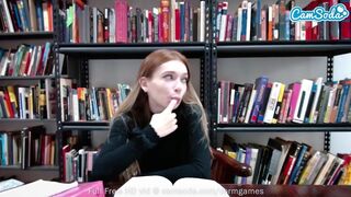 Fiatal koleszos titokban masztizik a webkamerán tanulmányi szünetben