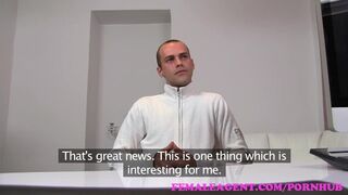 Szívdöglesztő milf ügynök teszteli a hardcore pasit