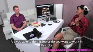 Csábító milf ügynök beavassa a tini studot a szeretkezés titkaiba