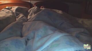 Kitetovált ázsiai csajszi csókolózik, miközben a ribanca szívja ki a fazsát