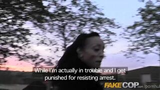 Rendőr gigantikus faszával fogvatartott nőket szexel élvezettel