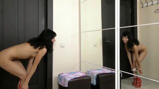 Fiatal leányzó szőrös puncival masturbál a tükör előtt