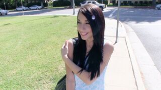 Fiatal céda Mia Hurley megmutatja termetes ciciét és pénzért megdugja a muksót