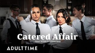 Jane Wilde és Khloe Kay forró pincérnők megkúrva a munkahelyen