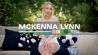 Mckenna Lynn legelső pornója: világos szőke spiné vad faszas kalandja