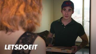 Megcsaló bula Arian Joy először a barátját baszogatja, aztán a kézbesítő pasi megdugja jól