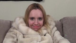 Lenyűgöző daniella vetkőzik és műdákóval dübörög a szőrös sunában