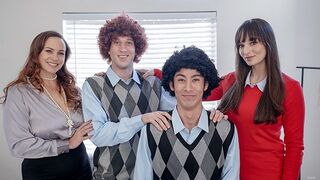 Forró anyacserélés – szexi nagymellű milf-ek segítik összebarátkozni elkényeztetett mostohafiaikat