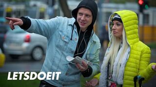 Francia kis csaj Jessie Volt megkúrva idegen gigászi faszal