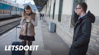 Selvaggia fiatal leányzó felfogta Charlie Dean kolosszális faszát egy gyors pov dugásra