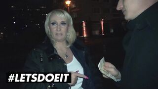 Kitty Wilder húsos milf kupakolása a szexbuszon