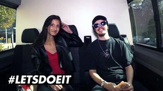 Sovány csoki Coco Kiss pénzért leszopja a kolosszális fekete fazt az autóban