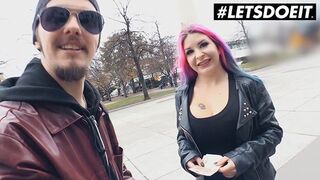 Aviva Rocks kolosszális tőgyes svájci kiscsaj megdugja az idegent pénzért a buszon