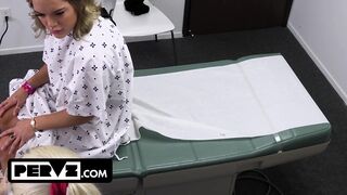 Mimi Monet méretes valagú fullos a bazinagy farkú orvosnál a rendelőben