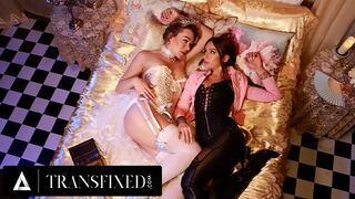 Mesebeli királynők Emma Rose és April Olsen vad strap-on popsi kamatyolása