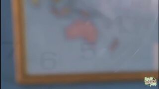 Pajkos afró amerikai kiscsaj csábítja professzorát és izgatottan tárt kínálja ázsiai puncáját a farkára